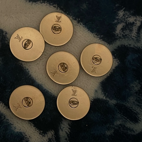 Louis Vuitton Buttons - Picture 9 of 10